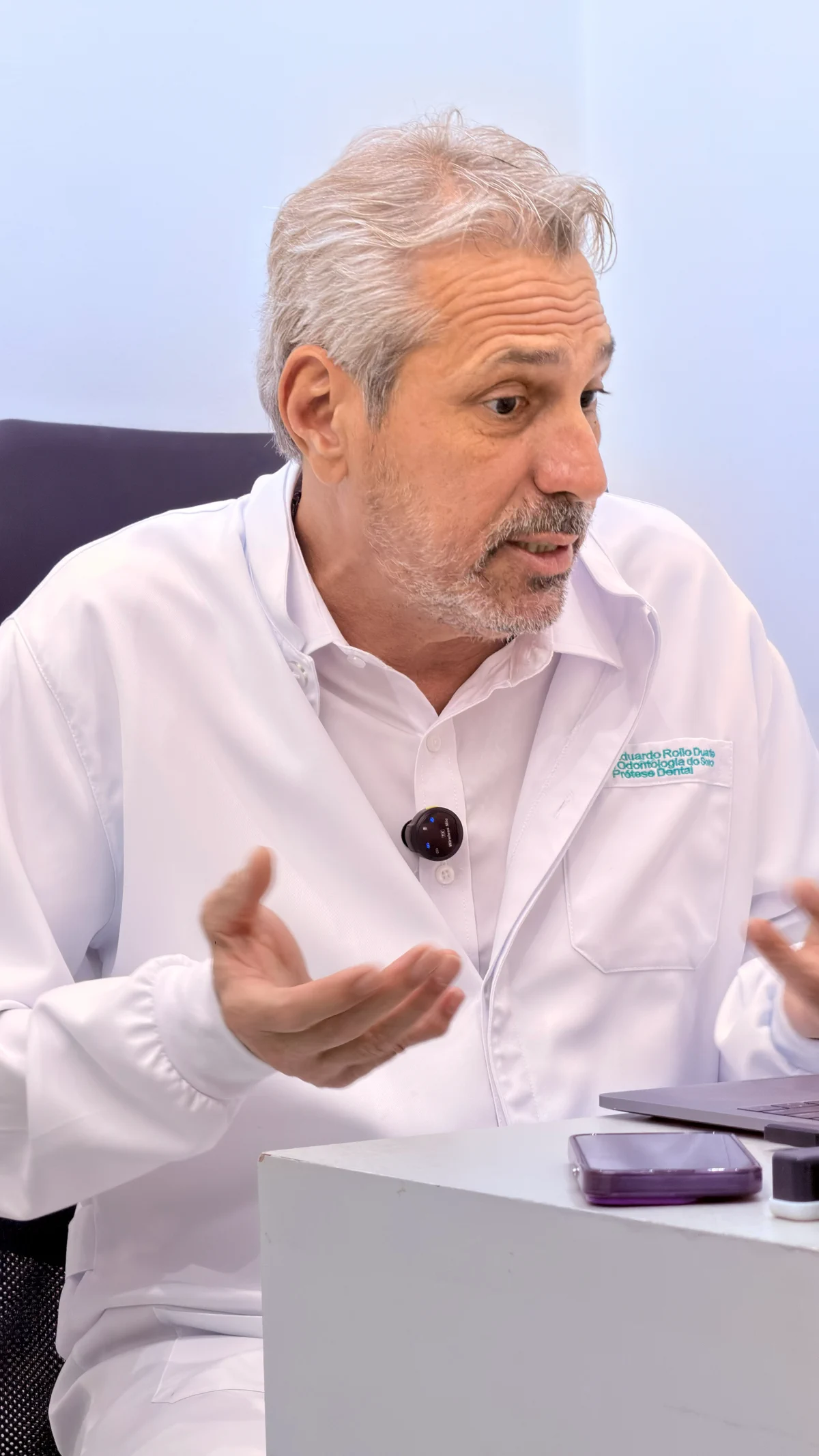 Prof. Dr. Eduardo Rollo durante uma explicação clínica